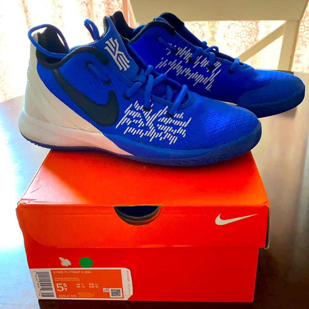 Boys Kyrie Flytrap 2 size 5.5Y